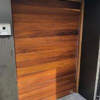 Puerta de entrada de madera ancha