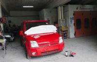 coche arreglado y pintado de rojo
