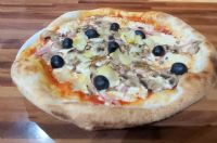 Pizza con aceitunas negras y champiñones