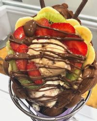 Bubblewaffle con helado y frutas